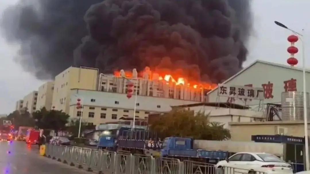 东莞茶山一厂房夜间起火火光冲天，消防紧急处置无伤亡