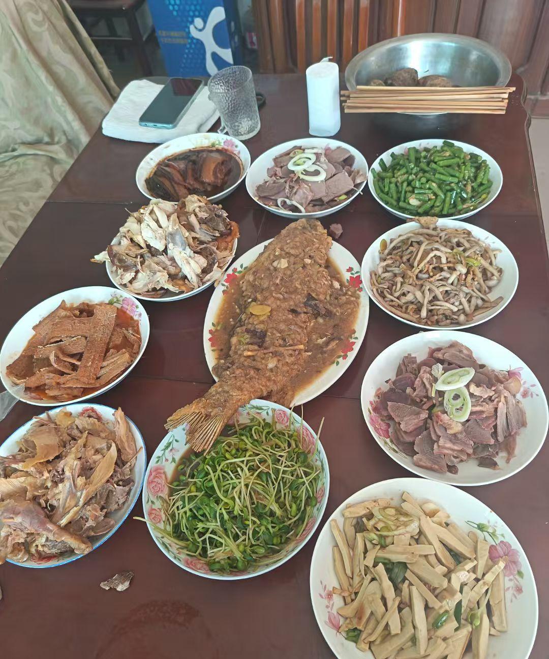 看看家里来客人，河南人准备的大餐。
无论春夏秋冬，温度如何，一定先上几个凉菜。