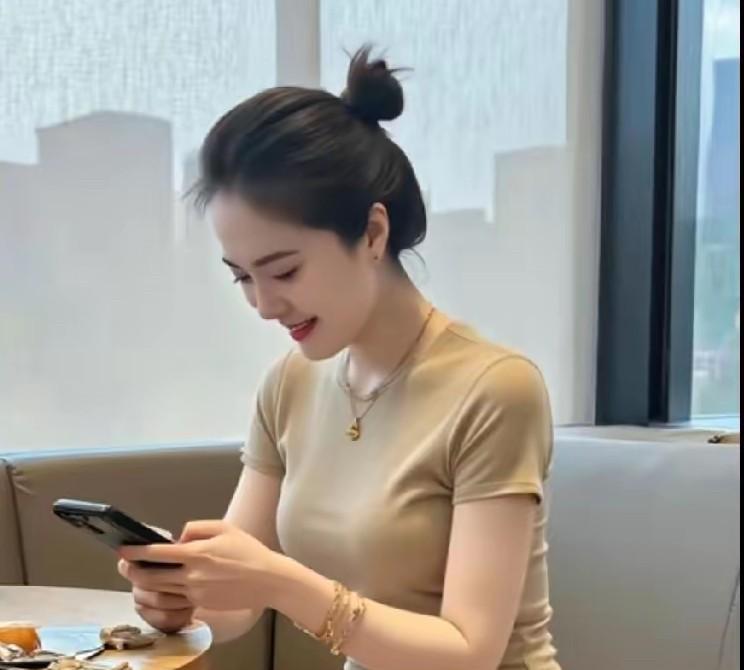 老公刚才发视频，
说是杭州热死人。
问我家里怎么样，
我说家里凉森森。
[微风]