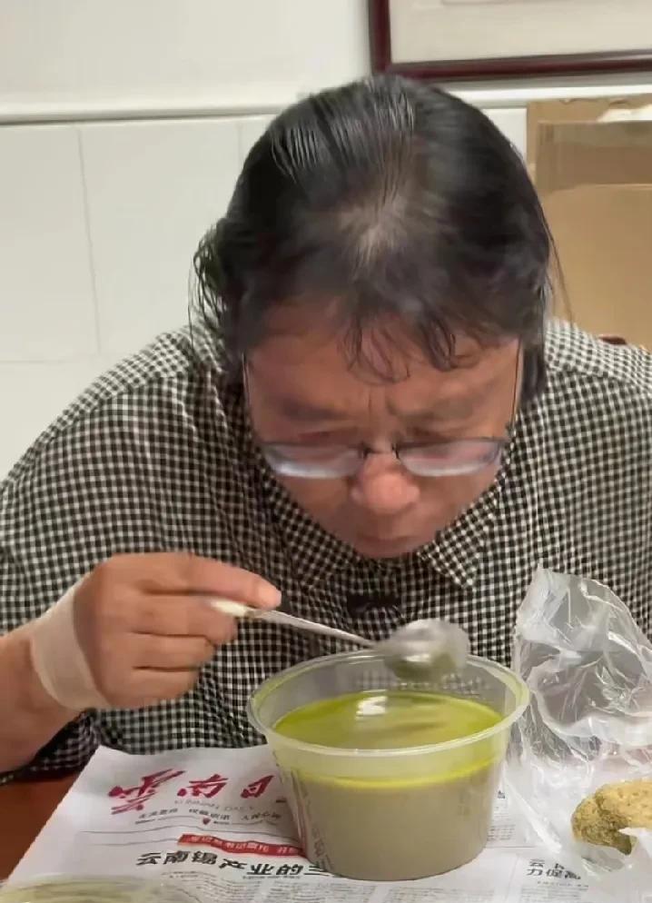 看了好多高考送考的照片，这一张让人感动落泪！
原来没想到，张桂梅老师坚持连续十五