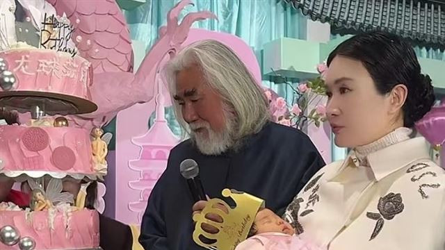 万万没想到，张纪中藏了多年的“体面”，被一瓶可乐撕了个粉碎！