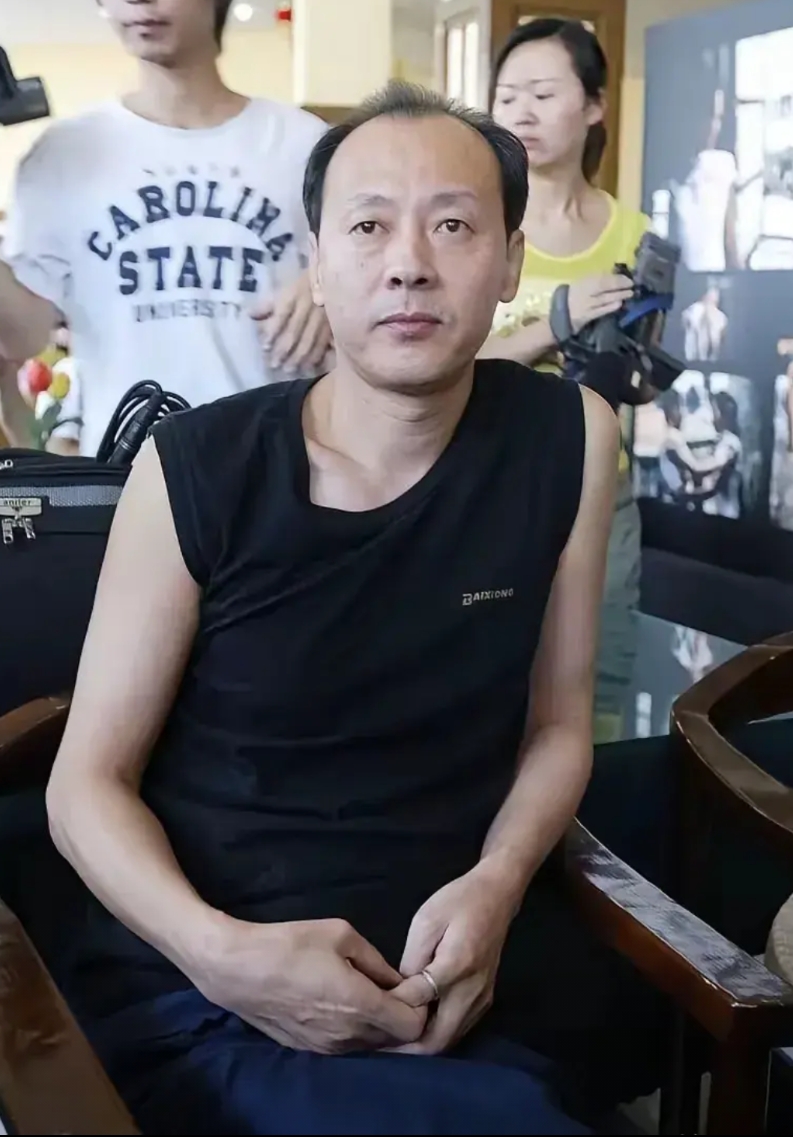 请问： 著名演员侯天来的戒指戴在食指上表示什么意思？