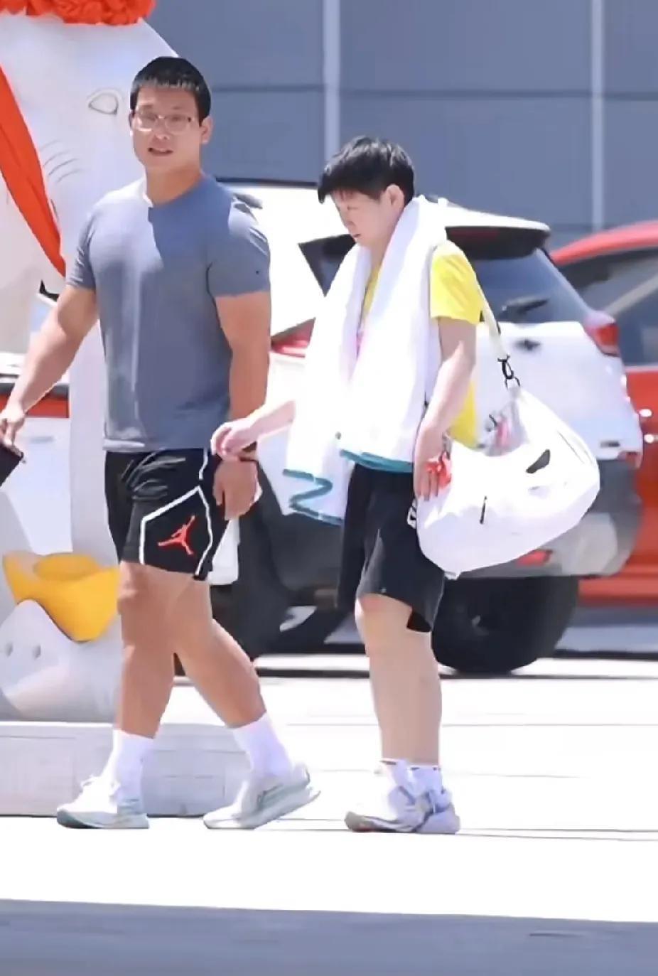 被可爱到了！莎莎打球后的小瞬间