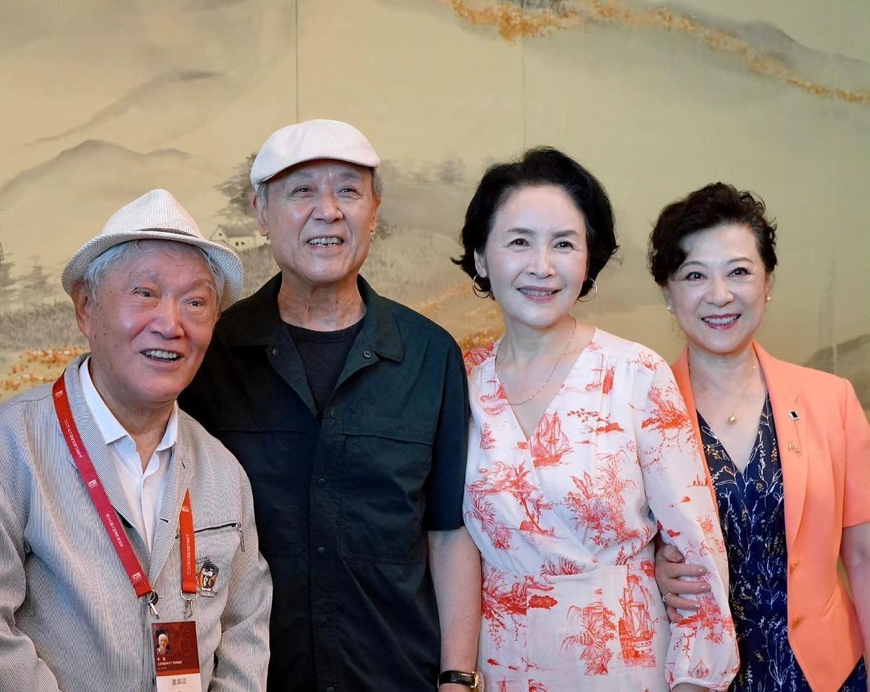 四位著名老电影演员同框合影。
王馥荔和宋晓英演了一辈的影视剧，给人印象最深的是7