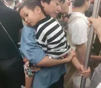 咱不道德绑架，就想问问你们，如果是你，你会让座吗？ ​​​