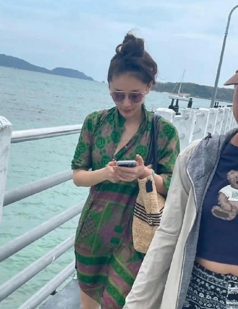 网友在普吉岛碰到王子文啦，瞧那鼻子，好尖好立体呀，五官超精致，气质也特别出众呢。