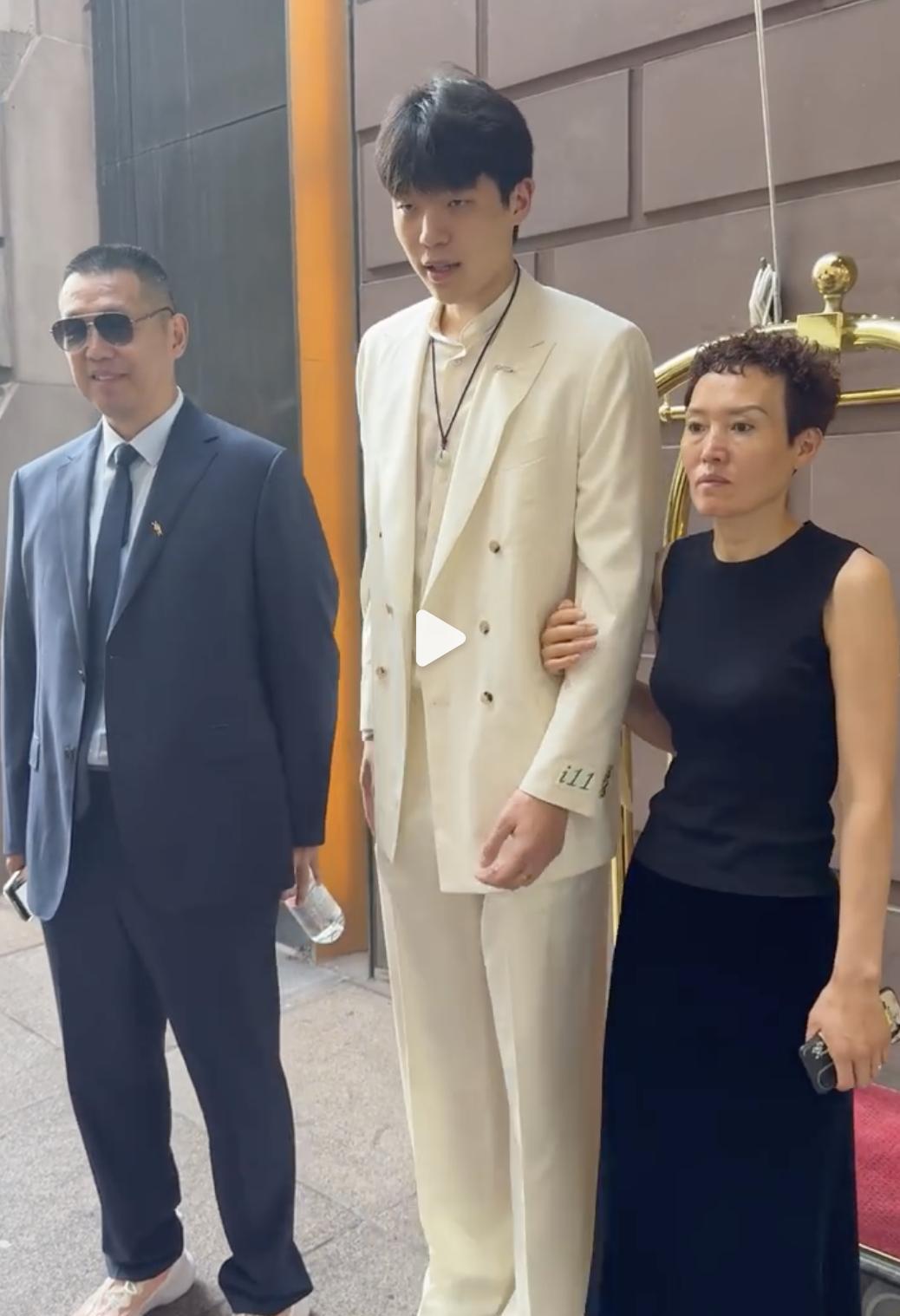 看看杨瀚森一家的表情，你觉得他今天有戏吗？
杨瀚森一家准备去现场了，他今天穿了一