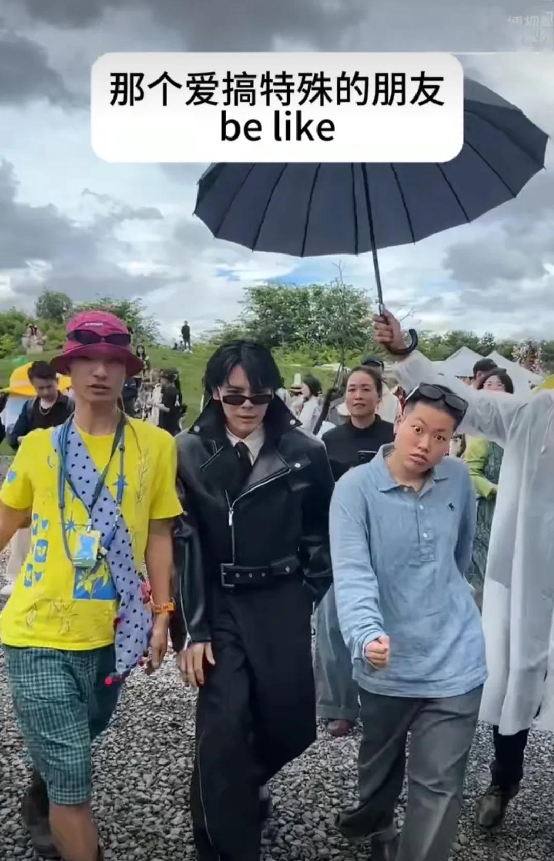 物以类聚、人以群分，向佐总算找到同道中人了！
向佐在云南又搞抽象了。一身黑色皮衣