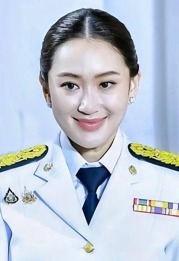 36岁的泰国总理被停职，无疑证明其真的是太幼稚了！

当地时间7月1日，泰国宪法