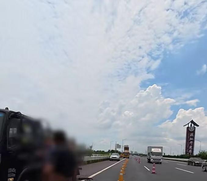7月13日，某高速公路，一辆安徽牌照5吨小货车在高速路上爆了两个轮胎，然后通过平
