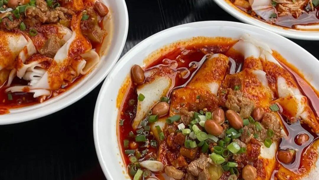 第一次到遵义，被这3种美食惊艳到了——米皮、炸货、乌江豆腐鱼