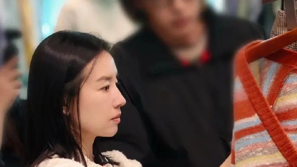 董洁批发市场被偶遇，穿白色毛衣美得太显眼，不愧是内娱顶级神颜