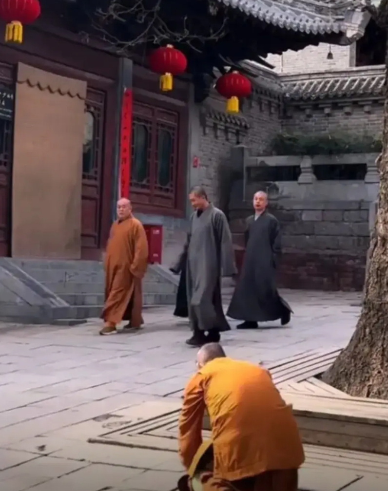 少林寺的僧人为什么这么惧怕释永信？
释永信在院内立下的规矩，凡是僧人在院内，都要