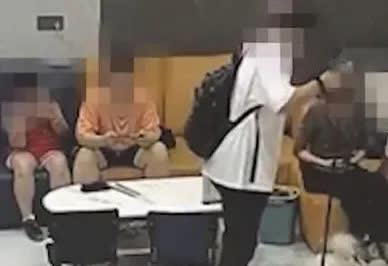 陌生男子强拽自家狗咬别人狗！
近日湖南郴州，崔女士碰上件糟心事，一陌生男子突然
