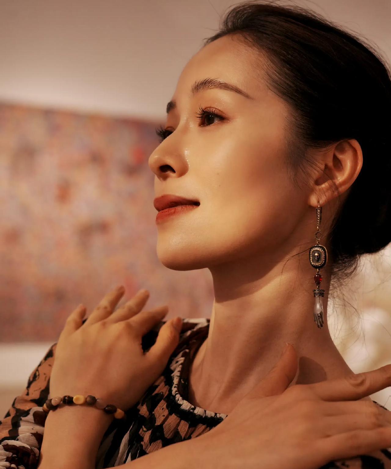 #江一燕#在艺术的斑斓世界里，每一处色彩都是灵感的绽放，每一次抬手都是与美共舞。