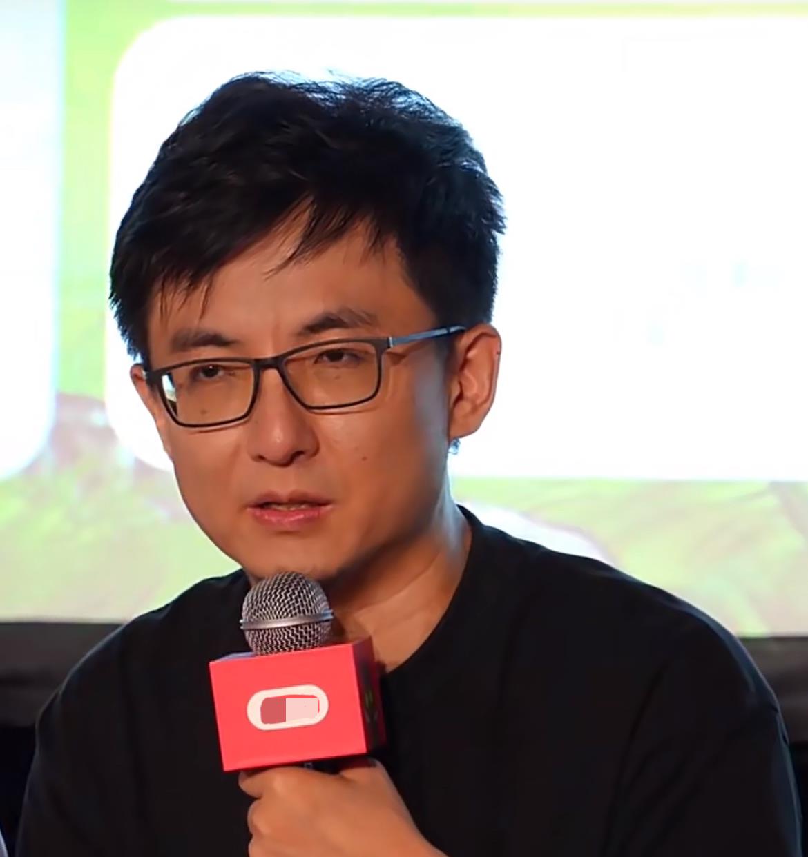 浪浪山的导演可能要烦死了
不是因为傅首尔宣发的事情
也不是因为票房的事情

