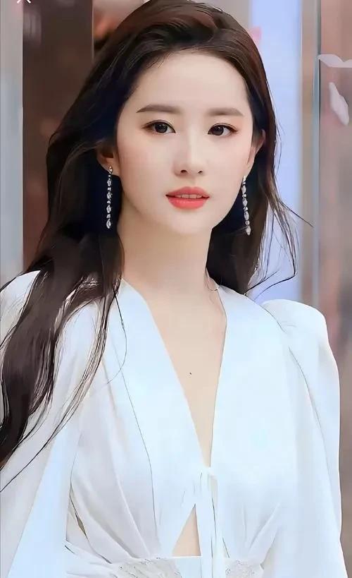 #中国最美5大美人#
中国公认的5大美人是：
一，刘亦菲
二，陈红
三，杨丽坤