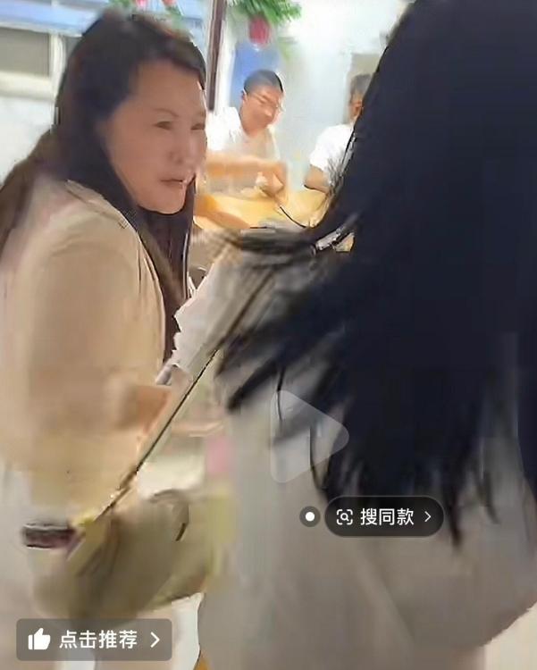 耿小东带女友小毛回江苏老家，小毛与小娟热情似火，一见如故。



经过八小时的长