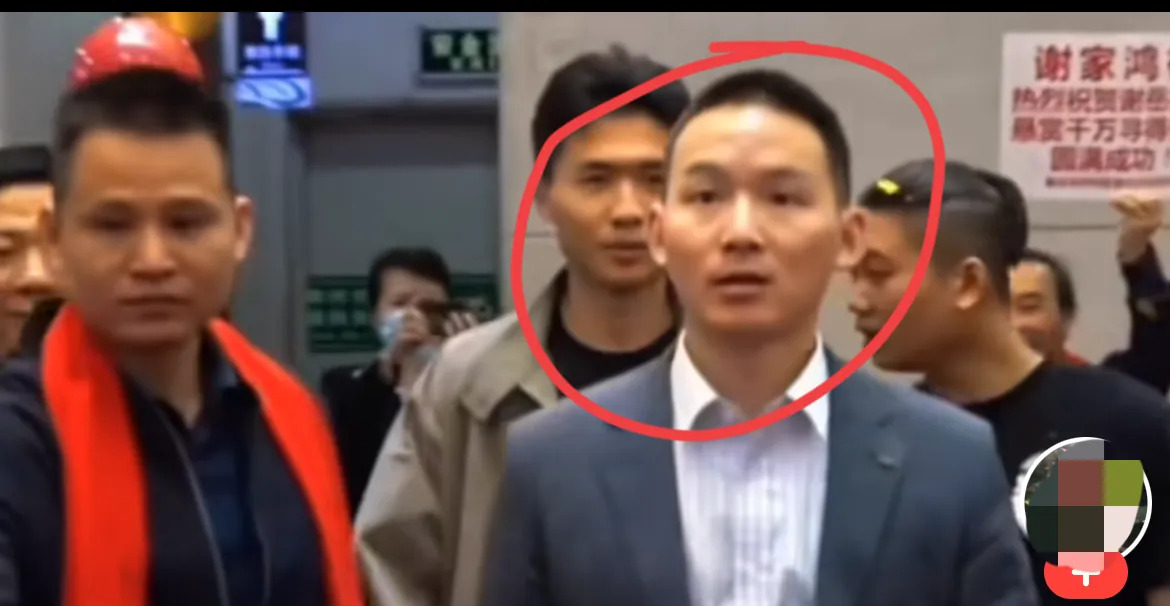 谢浩男与亲生父母团聚











我的天哪！谢浩男摘掉口罩走向父亲，那