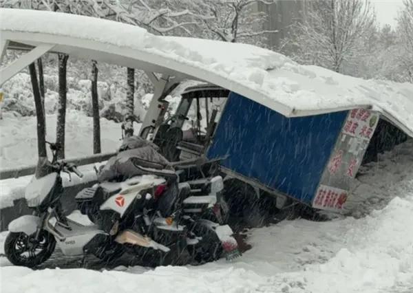 山东大雪在这一刻具象化了：
天塌下来，真的有高个子会顶着！
当大雪压顶，电动车集