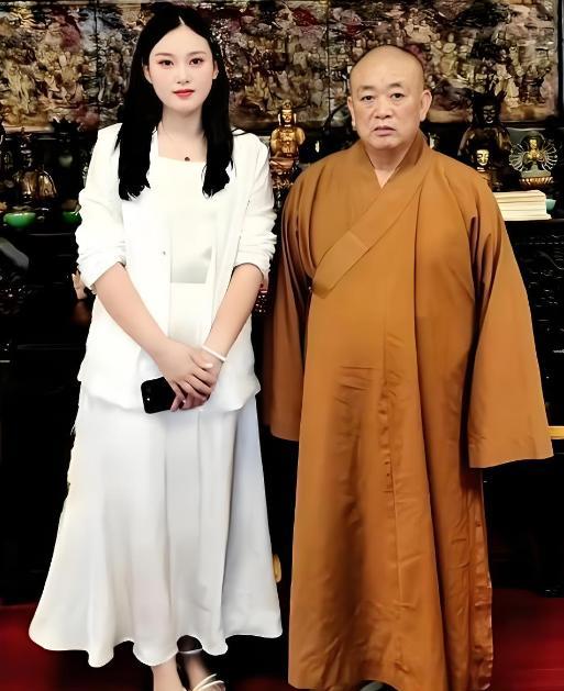 我很好奇，过去那些喜欢跟释永信合照的美女，她们是什么心态，是单纯的崇拜，还是想拍