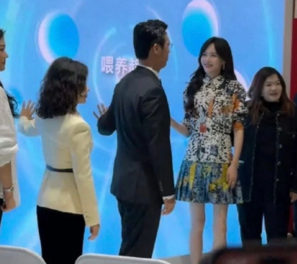 天哪这得多瘦啊！视觉看起来只有60斤