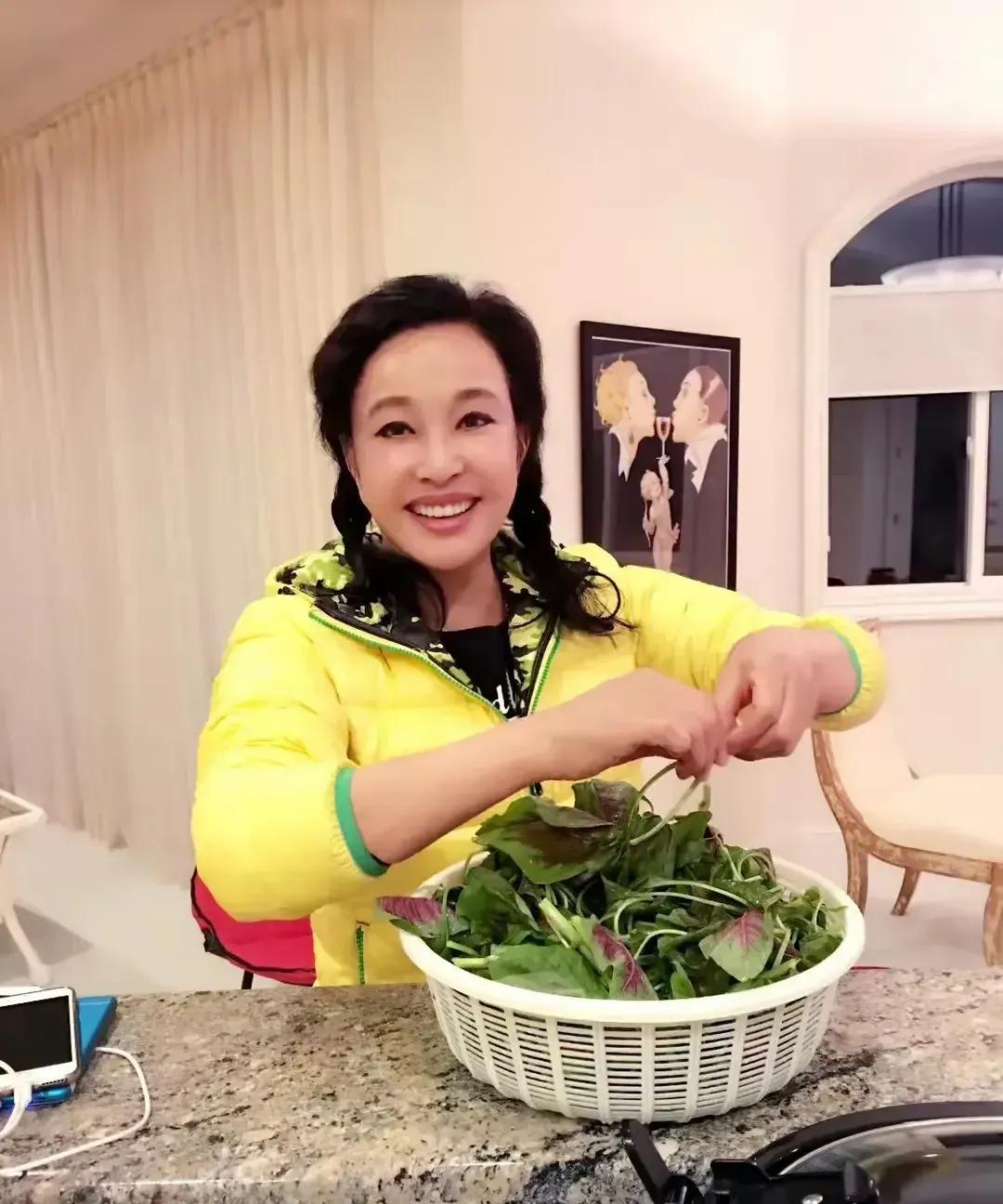 一天在美国的家里，70多岁的晓庆姐正系着围裙炒菜做饭，突然听到老公王晓玉回来了按
