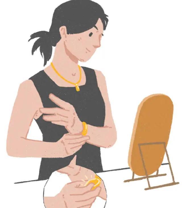 江西南城，被告人姚某某在多家银楼、珠宝店、黄金店试戴首饰时，趁工作人员不备，扳掉