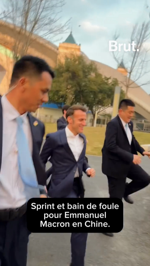 马克龙访华第三天跑着去见大学生，欢乐的表情尽显活力感，期间还跨过一个高高的台阶，