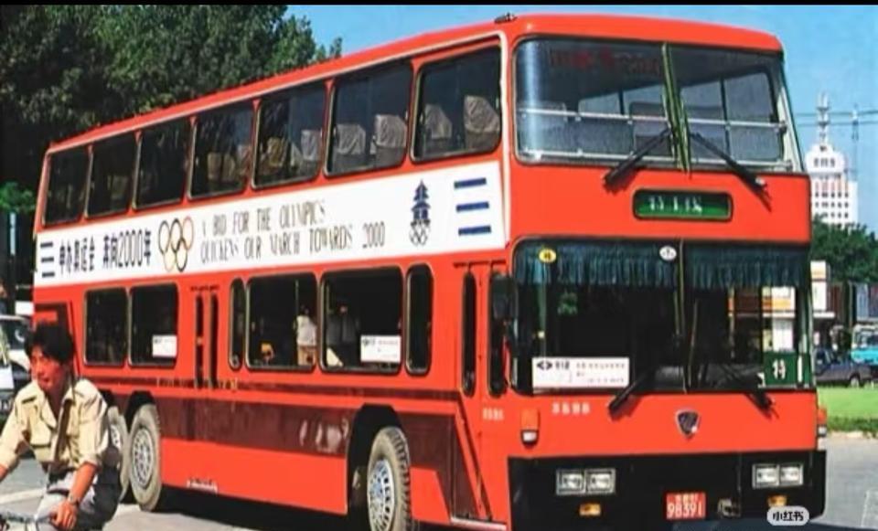 2000年，北京有很多双层公交车，坐在公交车上看风景，别有一番情趣。不知道为什么