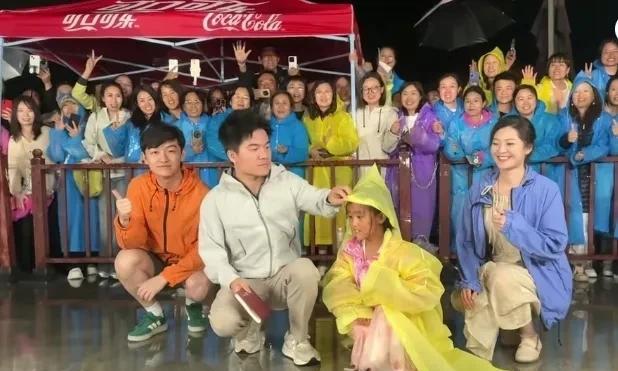 最美好的场景就是：相互奔赴的爱
无惧风雨守护董宇辉和主播们的朋友们和董宇辉不辜负