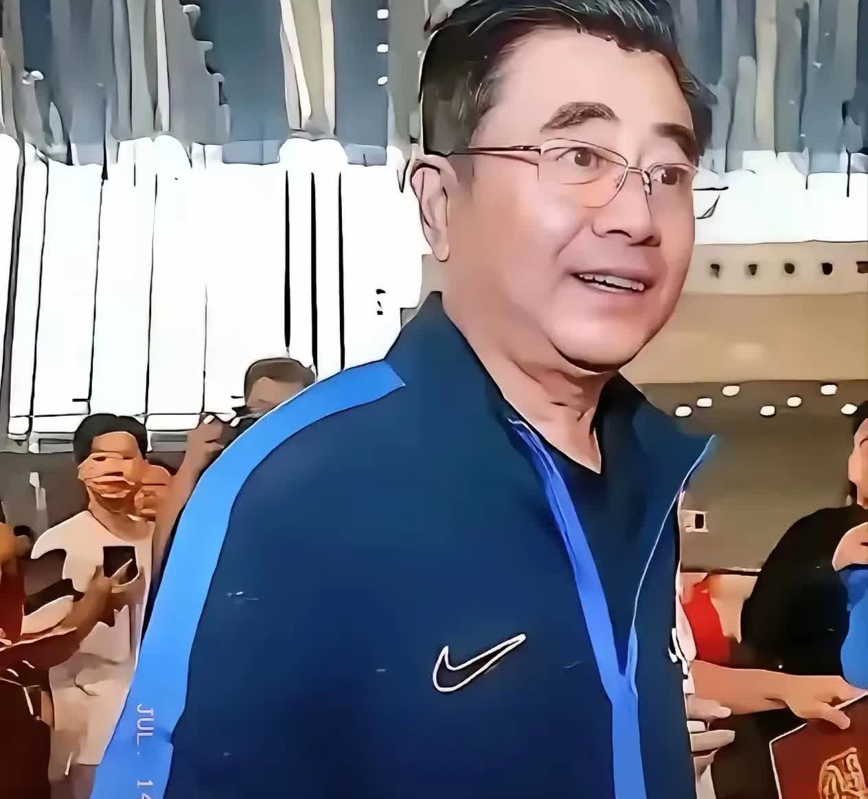 足协主席现在是真急了。
 
他本来觉得球迷也不能把他怎么样，可他万万没想到，