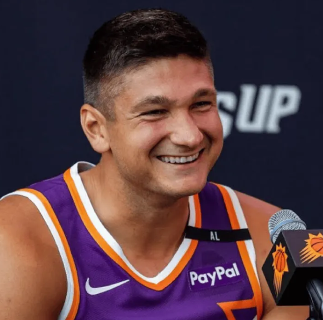 NBA常规赛，太阳121-98击败鹈鹕。
本场比赛，太阳球员格雷森-阿伦出战27