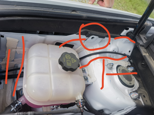 比亚迪宋PRO冠军版发动机舱
家人们谁懂啊，这钣金拼接的地方为啥涂了一层什么东西