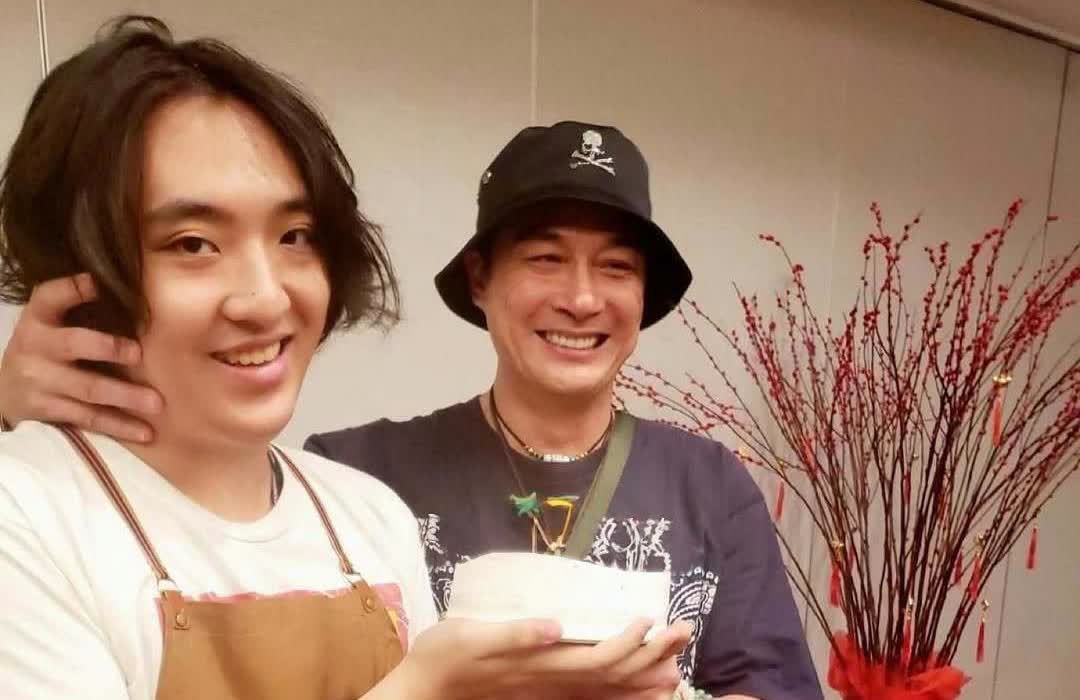 63岁吴镇宇带16岁儿子费曼学做蛋糕，费曼有点胖且活泼，父子俩相处超温馨，感情真