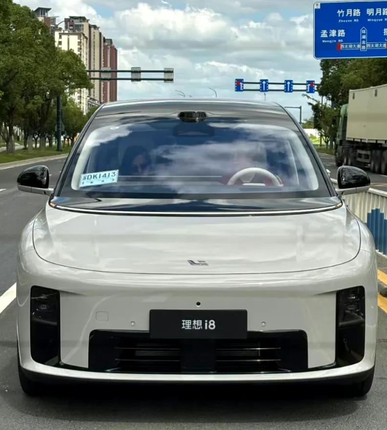 理想开理想i8去看苏超，只是总感觉临时车牌号码贴的不太对。
因为根据交通法的规定