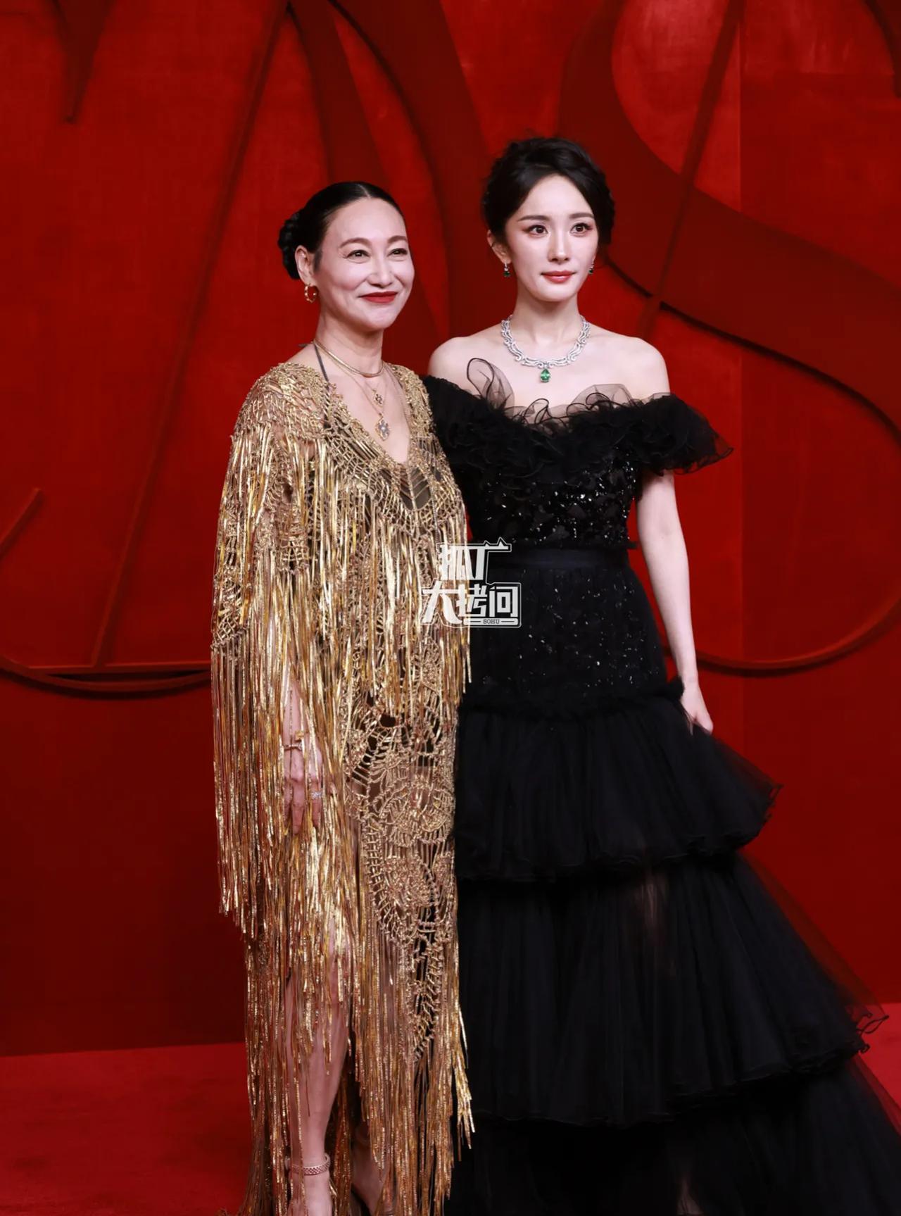 救命！芭莎红毯王炸组合来了！杨幂携手惠英红压轴登场，气场直接拉满！一个明艳动人，