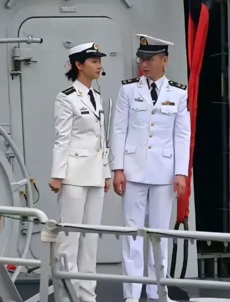 原来海军服装的白颜色并不相同！

大家仔细看，虽然两名军官穿的服装都是白颜色，但