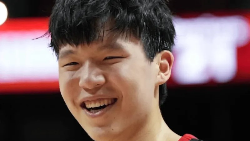 杨瀚森真想进步！暂停就与比卢普斯沟通，已无需翻译，但隐患仍多