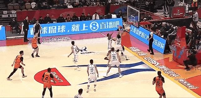 气炸了！王哲林连续被吹走步！
在今天CBA俱乐部杯上海对阵天津的第一节比赛中，王