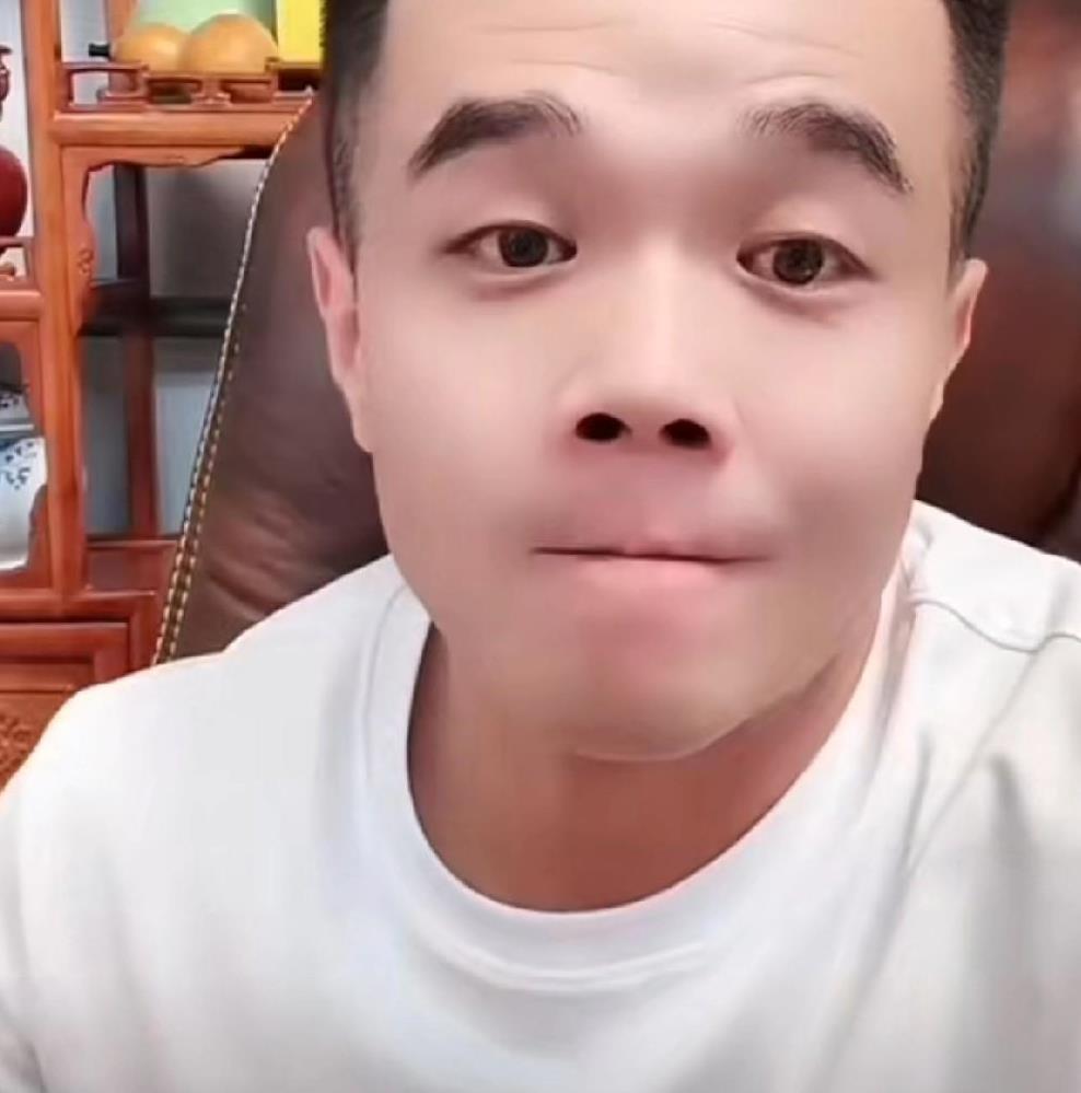 小胖嘲讽张二嫂模仿二驴，下回扔麦克风，扔矿泉水瓶子太假了！
          