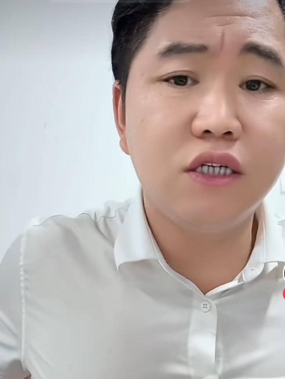 卷毛离开AK公司心有不甘。
    前几天，卷毛回原公司了！他之前是自动离开公司