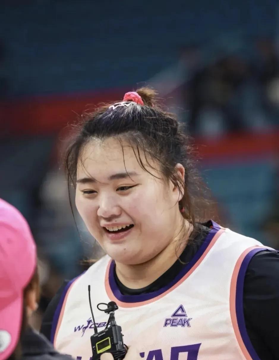 假如刘禹彤不被罚下场？中国女篮在大运会上与日本队、波兰队的比赛中，中锋刘禹彤都因