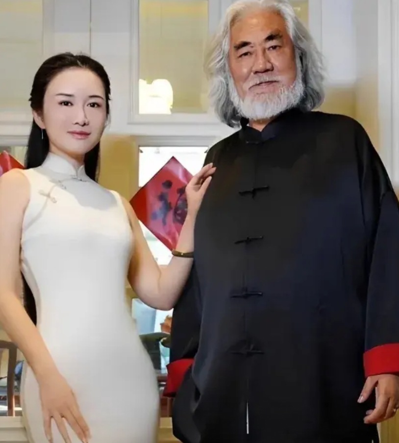 为什么张纪中不担心老婆会卷走财产？

我真的理解他老婆杜星霖了。

他有一点比画