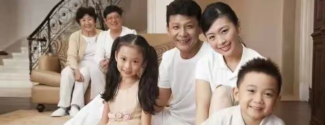 女子离婚，看见婆婆带自己两个孩子玩，孩子看她像陌生人瞬间泪崩