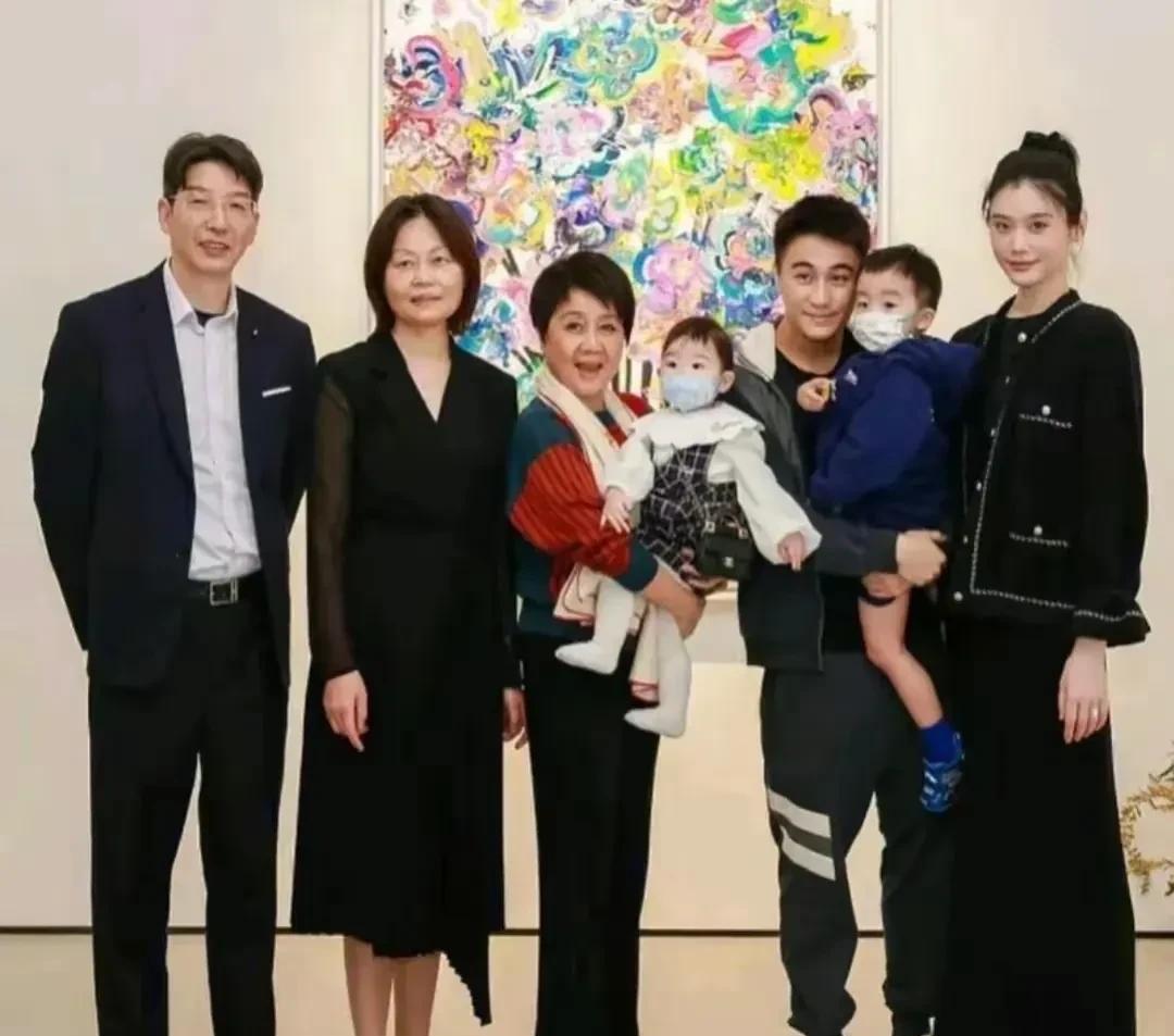 何猷君和奚梦瑶两人约定，在生活中，两人不提离婚二字。目前来看，何猷君在事业上升期