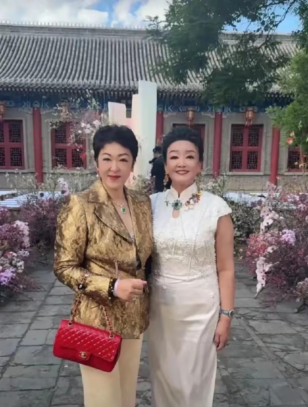 汪小菲婚礼上张兰与神秘女子的合影引发热议。这位气场强大的女士站在张兰身边毫不逊色
