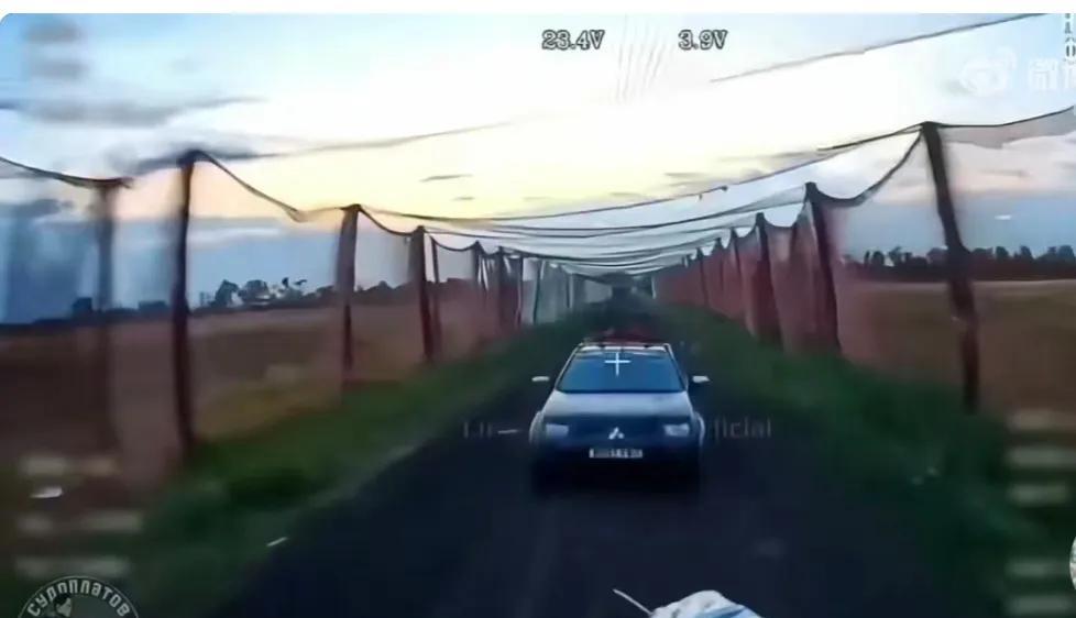 这是乌克兰对付无人机的高招！在主要公路上罩上软网，自杀式无人机撞上软网，对里面行
