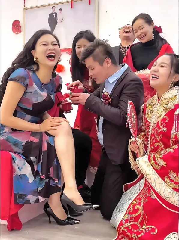 女婿向丈母娘敬茶，乐坏了众人！
当女婿向年轻的丈母娘敬茶时，丈母娘故意说；茶太烫