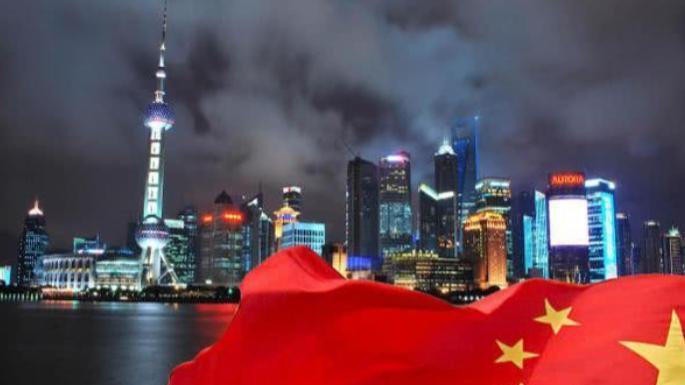 今天的中国这么强大，其实是很反常的，按理说，中国应该比现在更穷、更落后、更弱才对